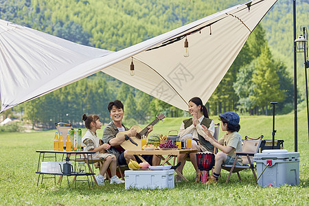 孩子吉他夏日一家人户外幸福露营生活背景