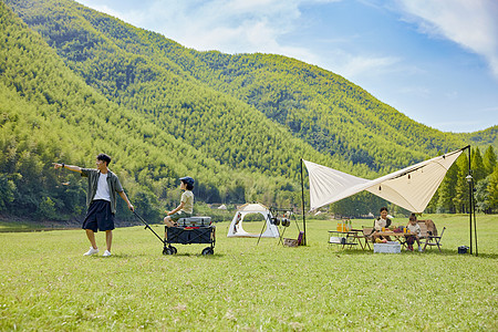 亲子营地夏日年轻家庭户外露营背景