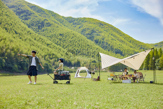 夏日年轻家庭户外露营图片