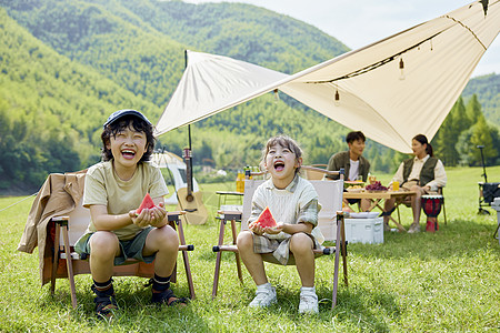 夏日吃西瓜男孩儿童户外露营开心吃西瓜背景