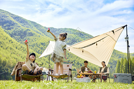 家庭夏日一家人户外露营背景