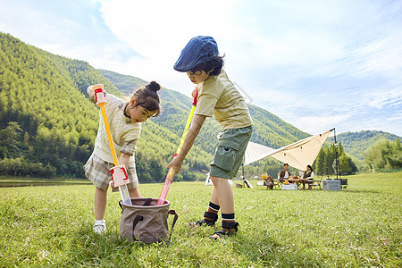 儿童户外活动快乐的儿童户外露营玩水枪背景