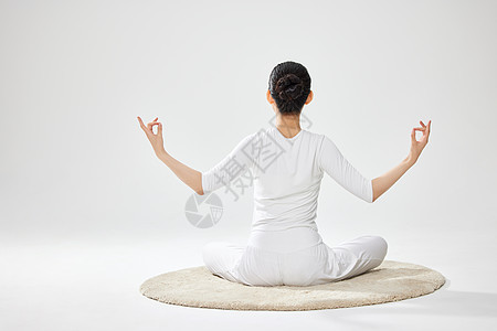 女性瑜伽锻炼动作背影图片