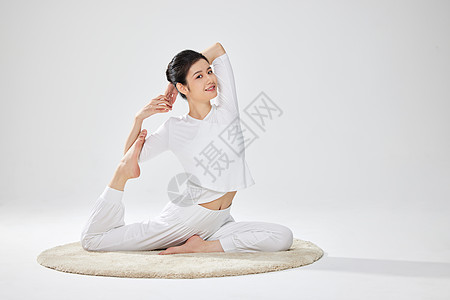 做瑜伽运动的女性图片