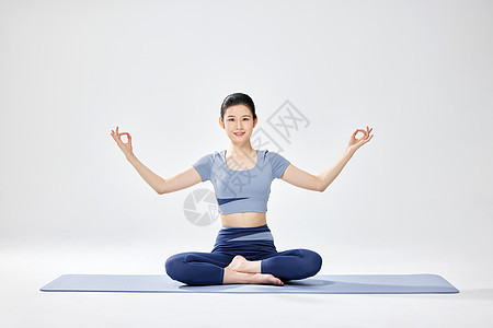 女性做瑜伽锻炼图片