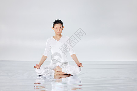 女性做禅意瑜伽锻炼图片