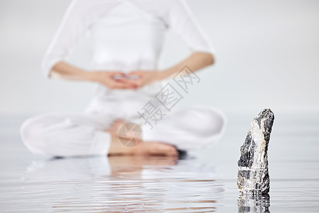 女性禅意瑜伽水面倒影特写图片