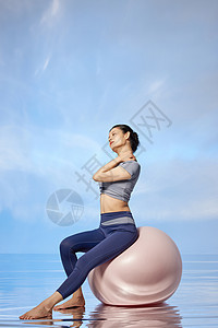 用瑜伽球锻炼身体的青年女性形象图片