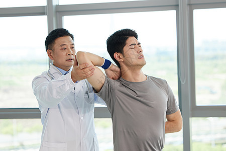 医生指导病人复健锻炼图片