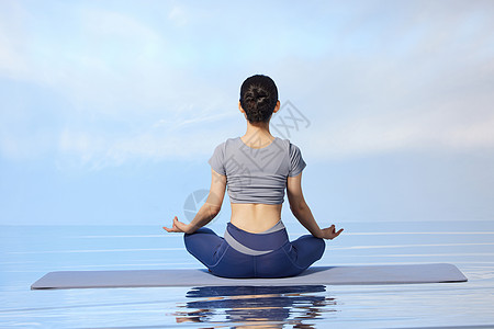 健康运动女性禅意瑜伽水面背影背景