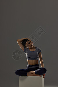 做瑜伽锻炼的女性图片