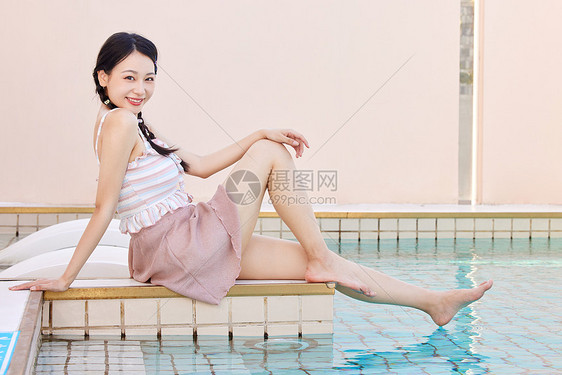 夏日美女泳池边度假图片
