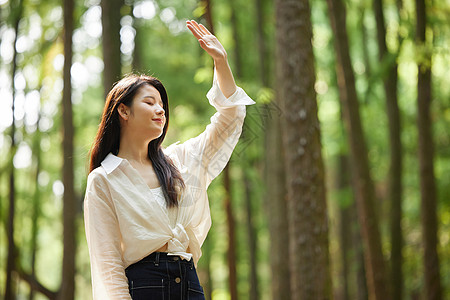 初秋美女森林休闲散步背景图片