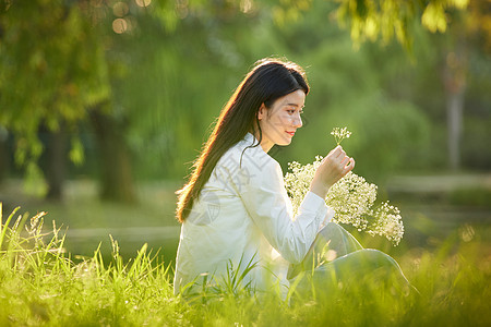 美女成群青年文艺美女户外享受秋日阳光背景