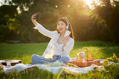 美女室外野餐戴着耳机自拍高清图片