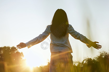 美女户外享受秋日阳光背影高清图片