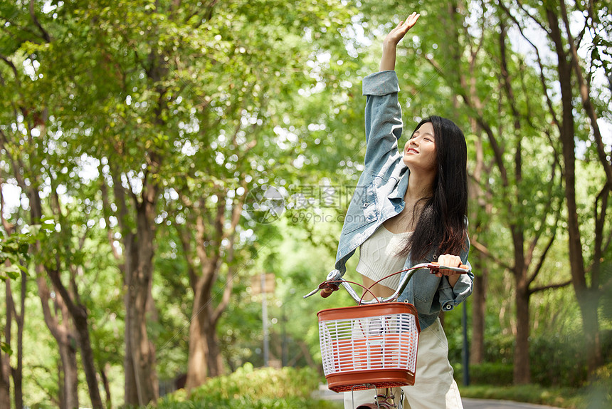 女青年户外骑行图片