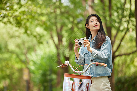 文艺女青年户外骑行图片