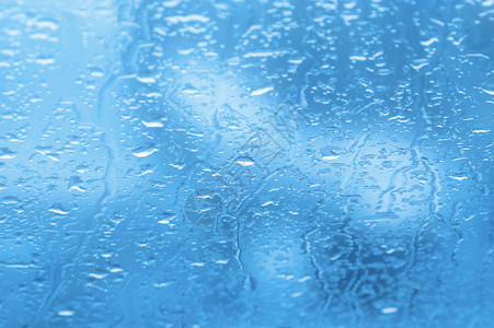 雨滴在车窗上图片