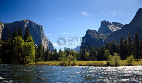 望向Yosemite河谷在闪亮的Merced河上可以图片