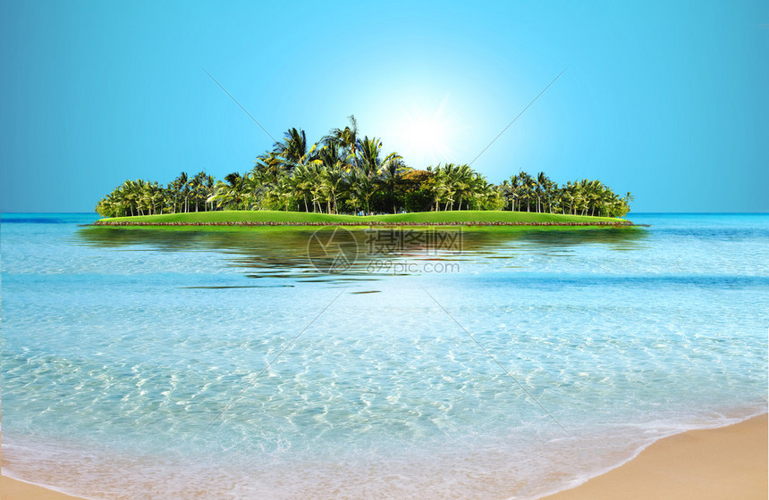 蓝天下的异国海滩图片