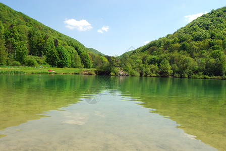 山丘和山湖图片