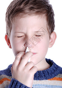 九岁男孩用鼻孔喷鼻剂图片
