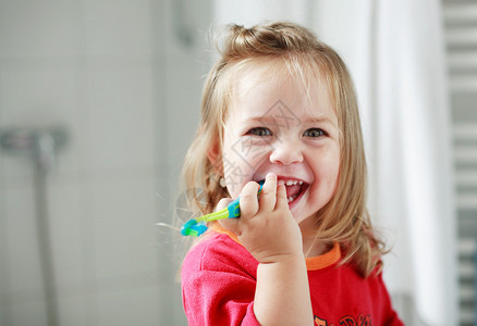 洗牙的小姑娘图片