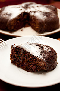 巧克力蛋糕在棕色图片
