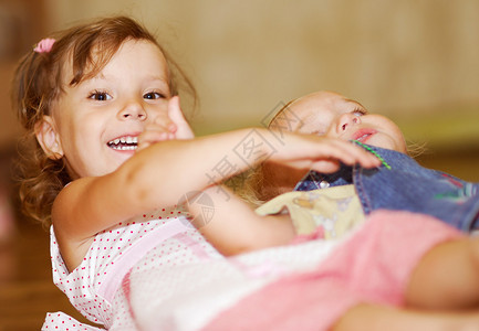 两个小女孩玩耍在儿童房间的地图片