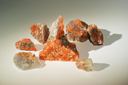 红盐水晶矿轨组图片