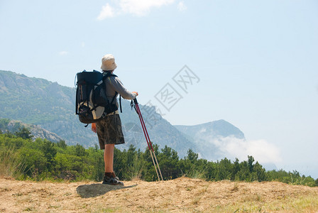 山顶上的登山图片