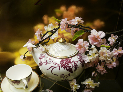鲜花和瓷器茶壶和杯子图片