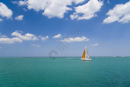 芝加哥密歇根湖上的帆船图片
