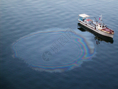 一个人乘船造成的水污染船上水面上的油渍水污染环境灾难生物图片