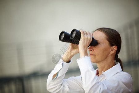 妇女透过望远镜商业或生命图片