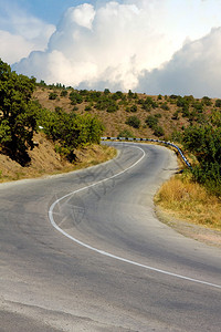 乡村柏油路转弯场景图片