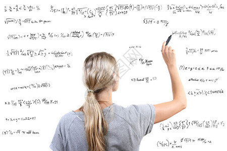 女在写数学方程式图片