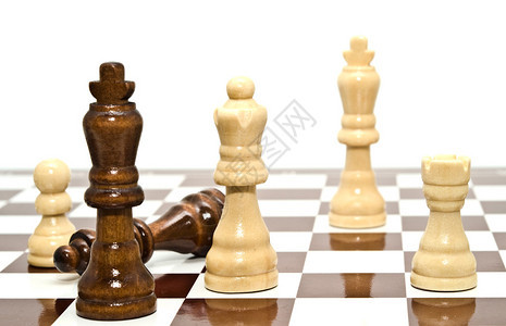 国际象棋在白色背景上是的图片