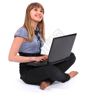 女孩拿着笔记本电脑在白色背景图片