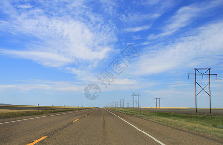 在一片空旷的公路上漂泊着海岸背景图片