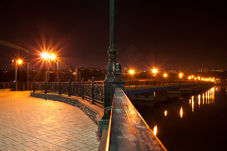 Kalmius河对面的夜桥DonetskU图片
