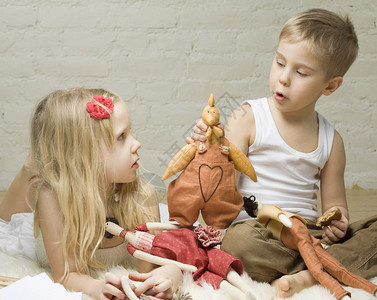 小男孩和女孩玩毛绒玩具图片