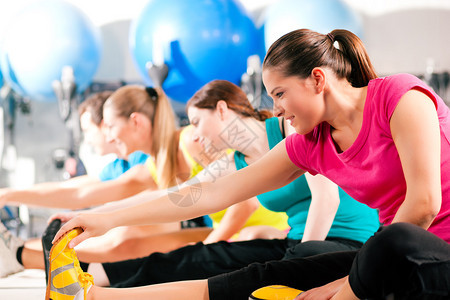 在健身房做有氧运动或用体操和伸展练图片