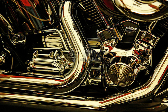 一辆摩托车的黑色发动机图片