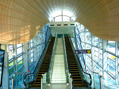 迪拜地铁站的自动楼梯背景图片