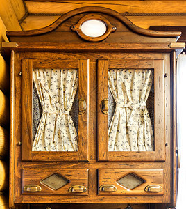 墙上的木制复古家具柜图片