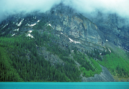 这张照片是加拿大艾伯塔邦夫国家公园露易丝湖LakeL图片