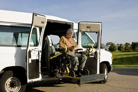 操作轮椅升降车的残疾人图片