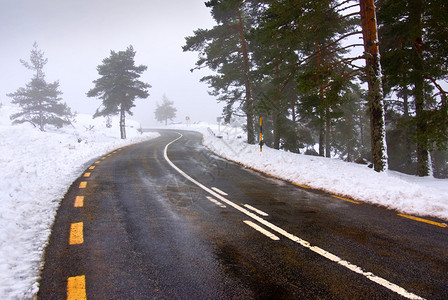 黄白色铁轨的山路风雪有黄图片